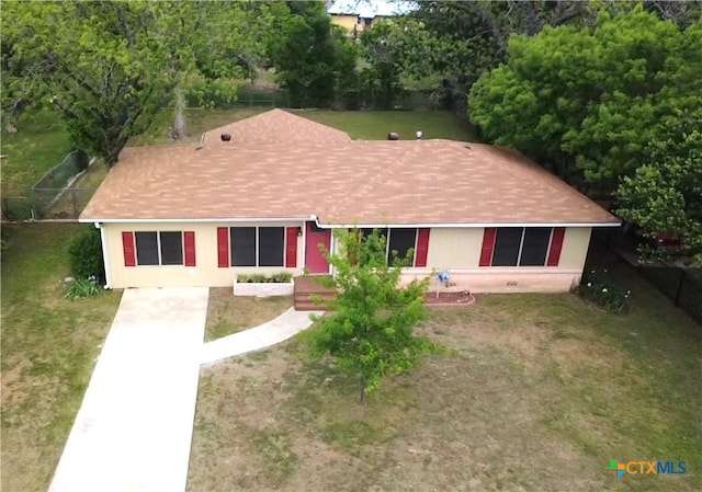 ranch-style home featuring a front lawn
