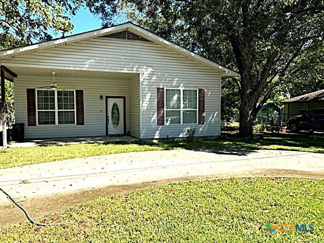 view of front of house featuring a front yard