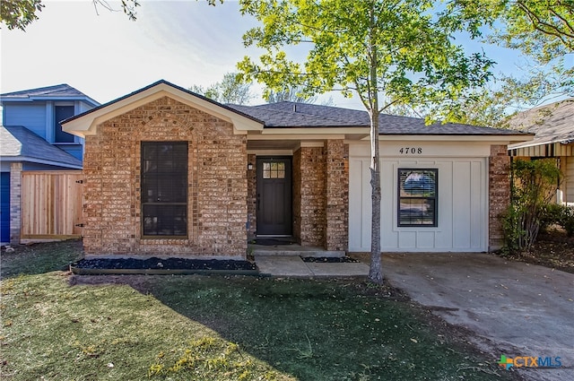 view of front facade featuring a front yard