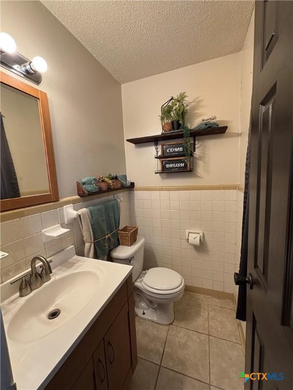 kitchen with sink, appliances with stainless steel finishes, hanging light fixtures, tasteful backsplash, and white cabinets