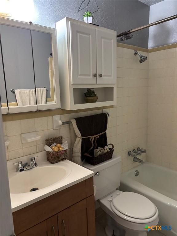 kitchen with appliances with stainless steel finishes, decorative light fixtures, a textured ceiling, and light wood-type flooring