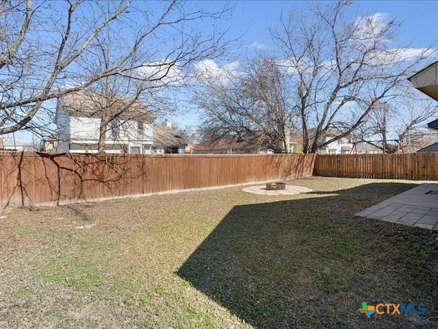 view of yard featuring a fire pit