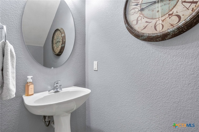 109 Dolly St, San Marcos, TX 78666 - bathroom featuring a textured wall
