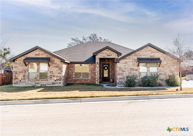 view of front of home with a front lawn