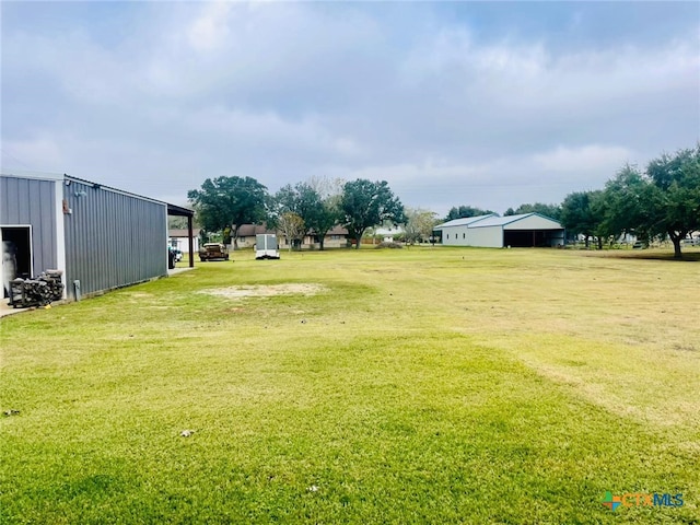 view of yard with an outbuilding