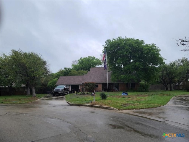 view of front of house featuring a front yard