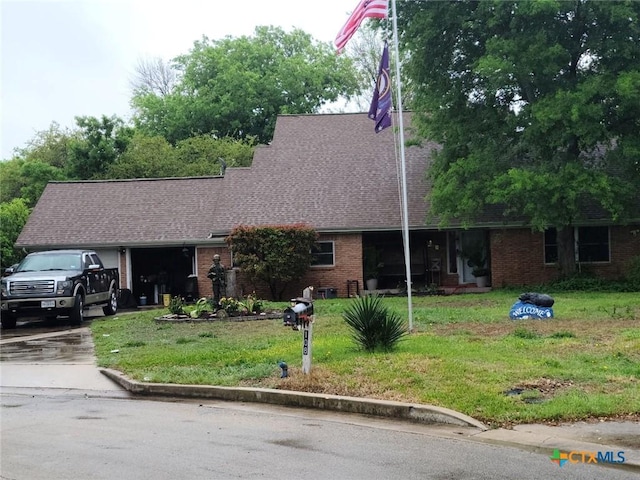 view of front facade with a front yard