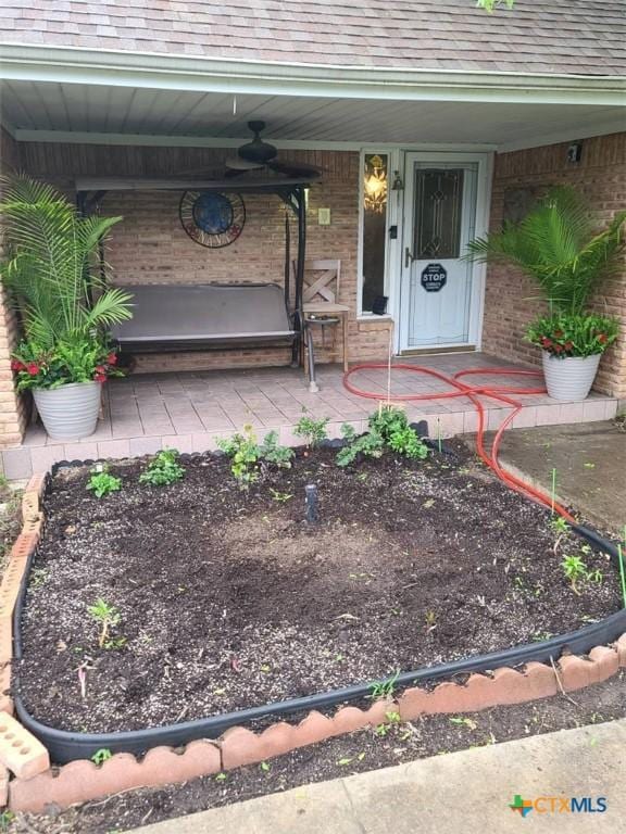 property entrance with ceiling fan and a porch