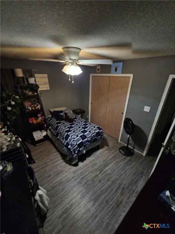 bedroom featuring ceiling fan and a textured ceiling