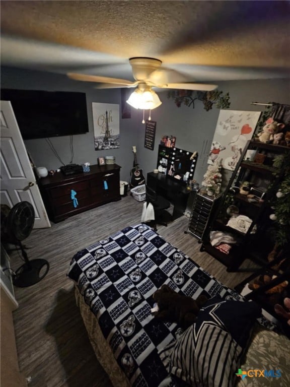 bedroom featuring ceiling fan and a textured ceiling