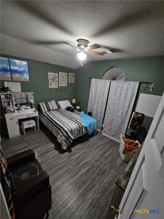 bedroom featuring ceiling fan and a textured ceiling