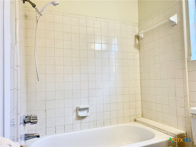 bathroom featuring tiled shower / bath