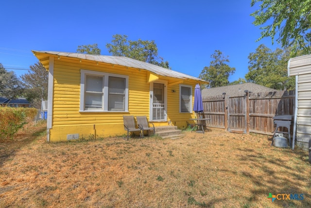 bungalow-style home featuring a front lawn