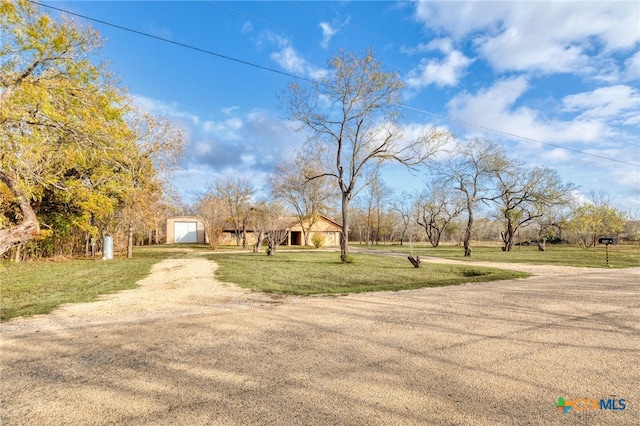 view of yard with an outbuilding