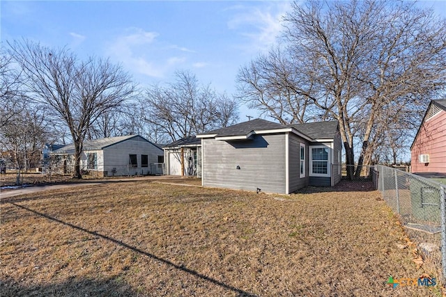 view of front facade featuring fence and a front yard