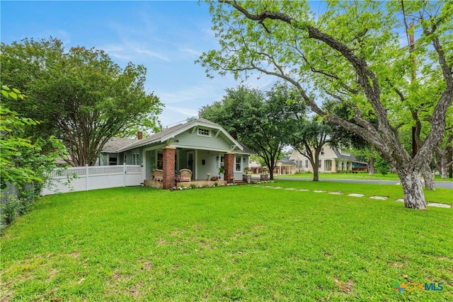 view of front of property featuring a porch and a front yard