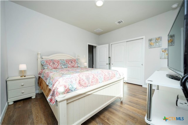 630 Golden Grove Pkwy, San Marcos, TX 78666 - bedroom featuring wood finished floors, visible vents, and a closet