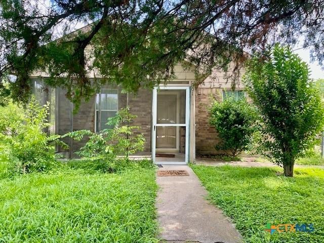 501 San Antonio St, Marlin, TX 76661 - property entrance featuring brick siding
