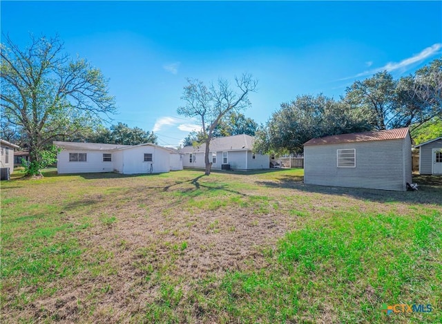 view of yard featuring an outdoor structure