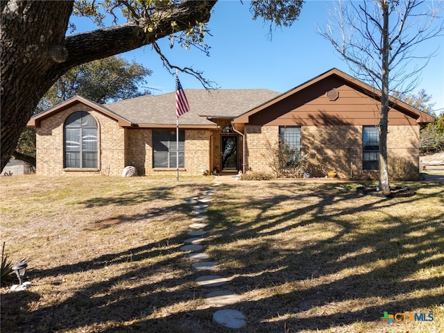 single story home with a front lawn