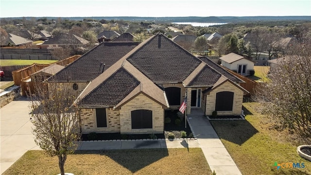 view of front of property featuring a front lawn