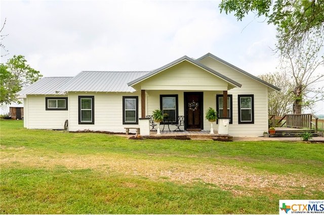 view of front facade with a porch and a front lawn