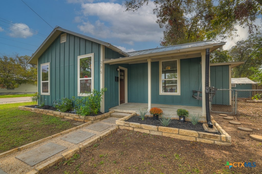 view of front of home featuring a porch