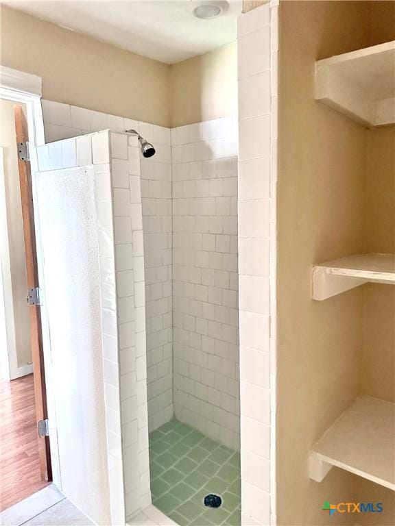 full bathroom featuring a tile shower