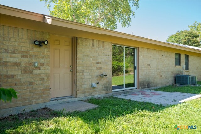 708 N 19th St, Copperas Cove, TX 76522 - entrance to property featuring brick siding and a lawn