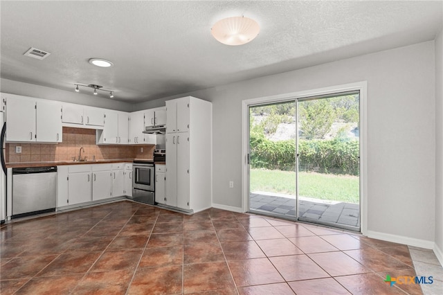 708 N 19th St, Copperas Cove, TX 76522 - kitchen with stainless steel appliances, under cabinet range hood, tasteful backsplash, white cabinets, and a textured ceiling