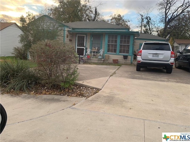 912 S 1st St, Temple, TX 76504 - view of front facade featuring driveway