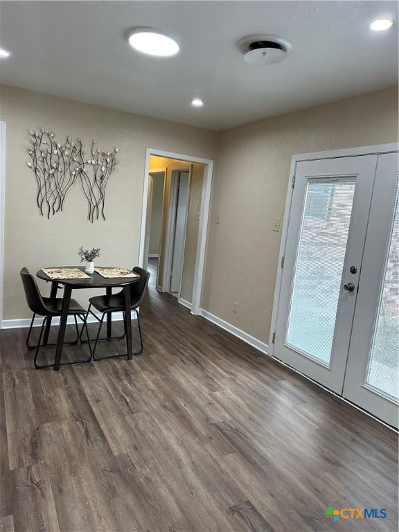 dining area with dark wood-style flooring, recessed lighting, and baseboards