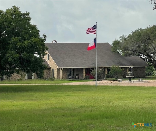 view of front of home featuring a front lawn