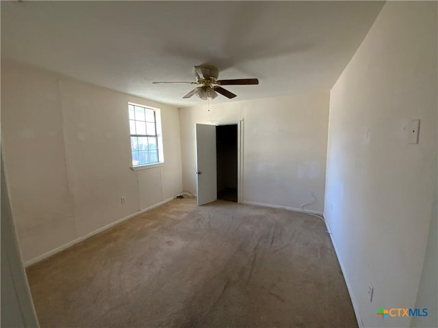 carpeted empty room featuring ceiling fan