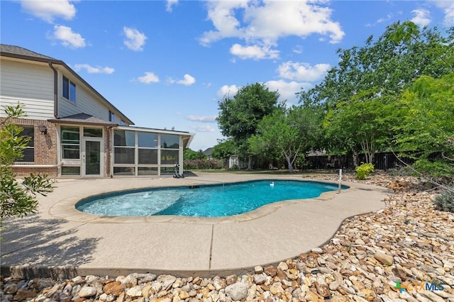 5705 Fenton Ln, Belton, TX 76513 - swimming pool with a sunroom and a patio area