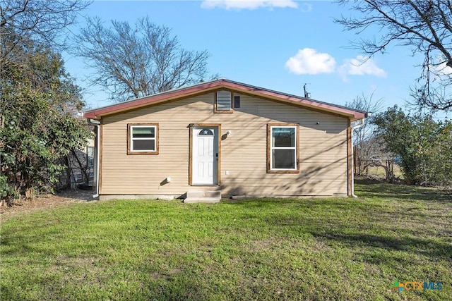 view of front of home featuring a front lawn