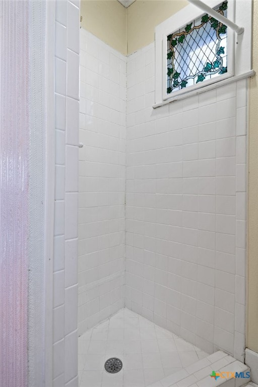 bathroom featuring a tile shower