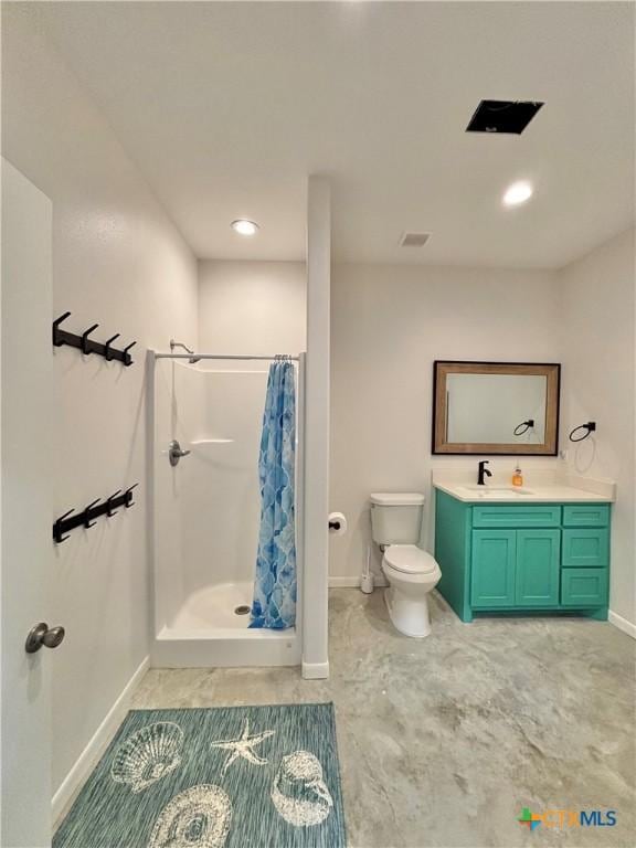 bathroom with a shower with shower curtain, vanity, and toilet