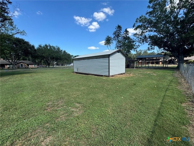 view of yard featuring a storage unit