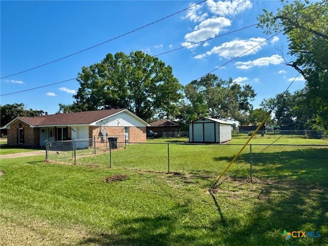 view of yard featuring a shed