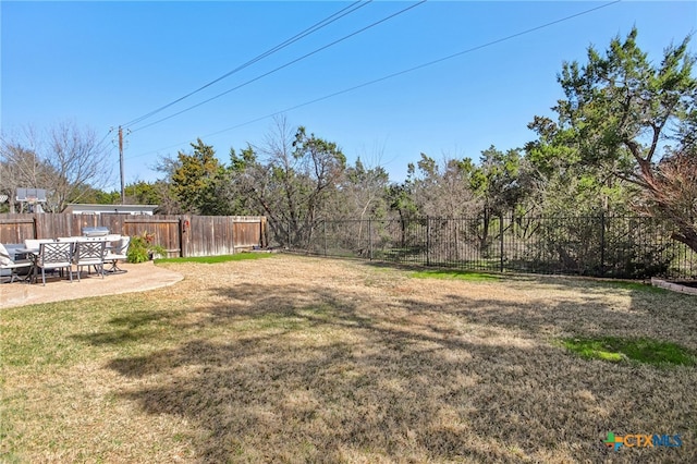 view of yard featuring a patio