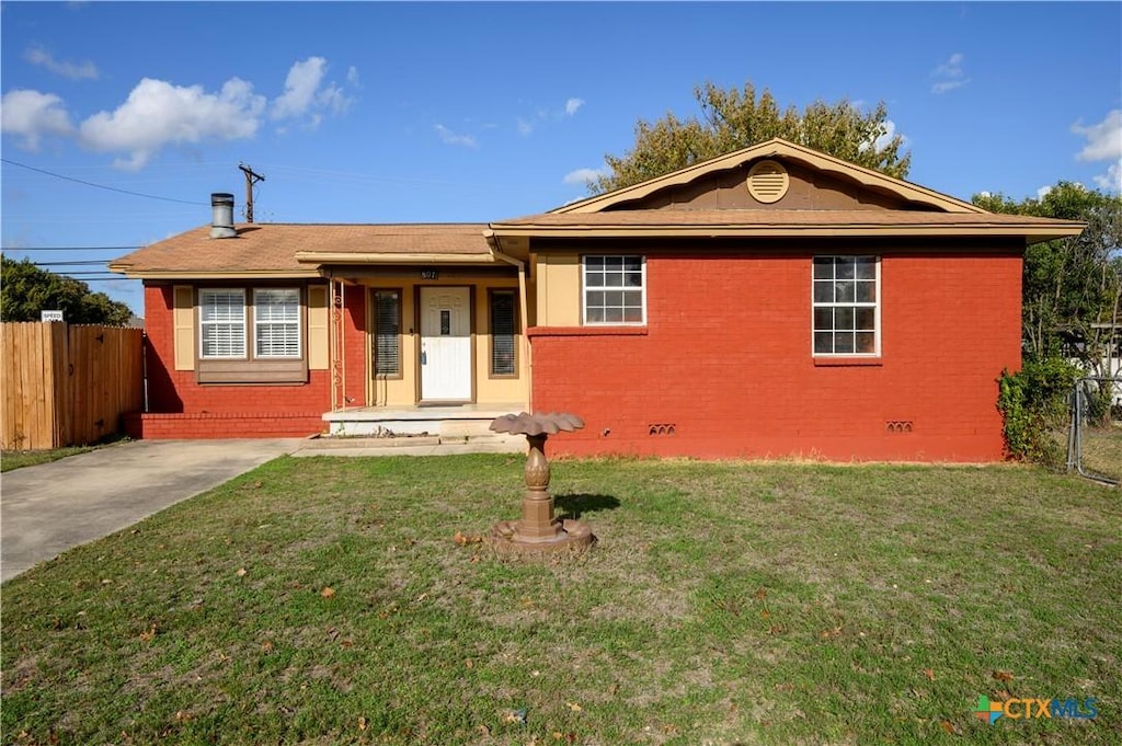 view of front of house featuring a front yard