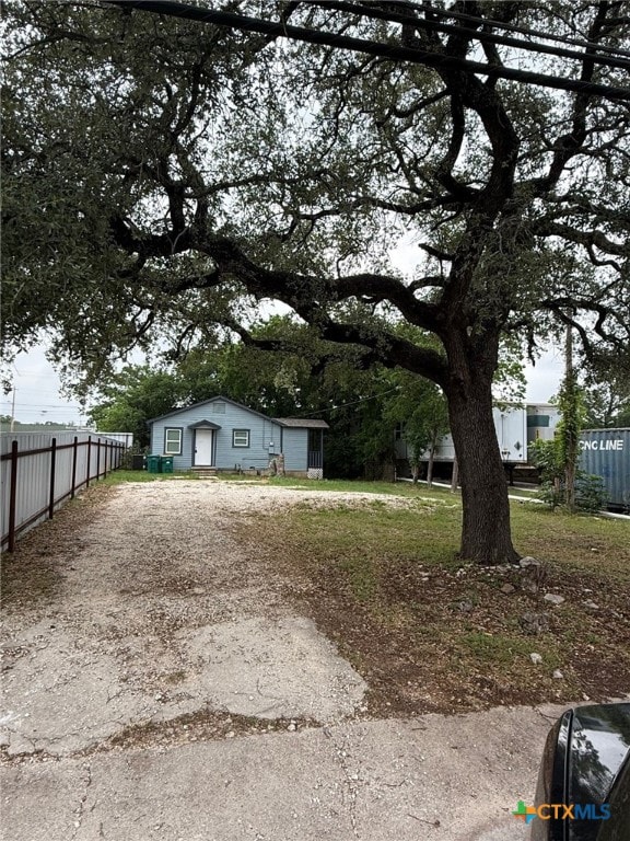 1803 E Leon St, Gatesville, TX 76528 - view of front of house featuring driveway