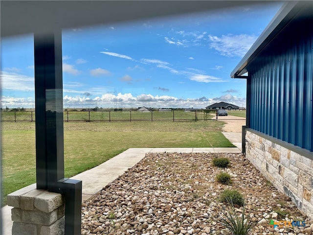 view of yard featuring a rural view