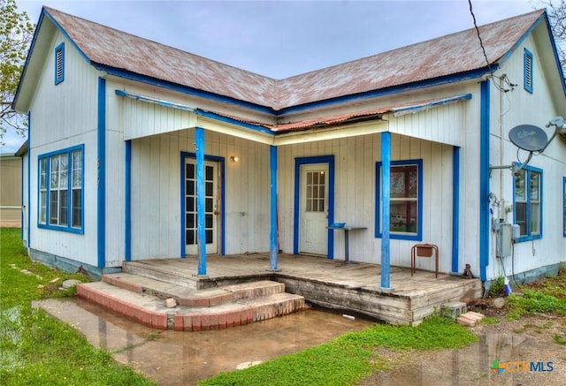 view of front of home featuring a porch