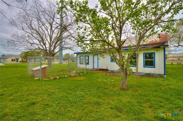 back of house featuring a lawn