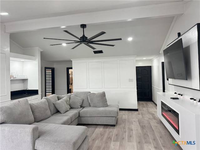 living room featuring visible vents, light wood-style flooring, ornamental molding, recessed lighting, and a ceiling fan
