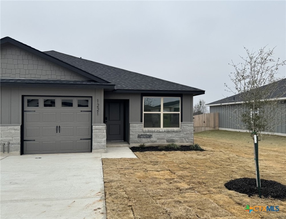 view of front facade featuring a garage and a front lawn