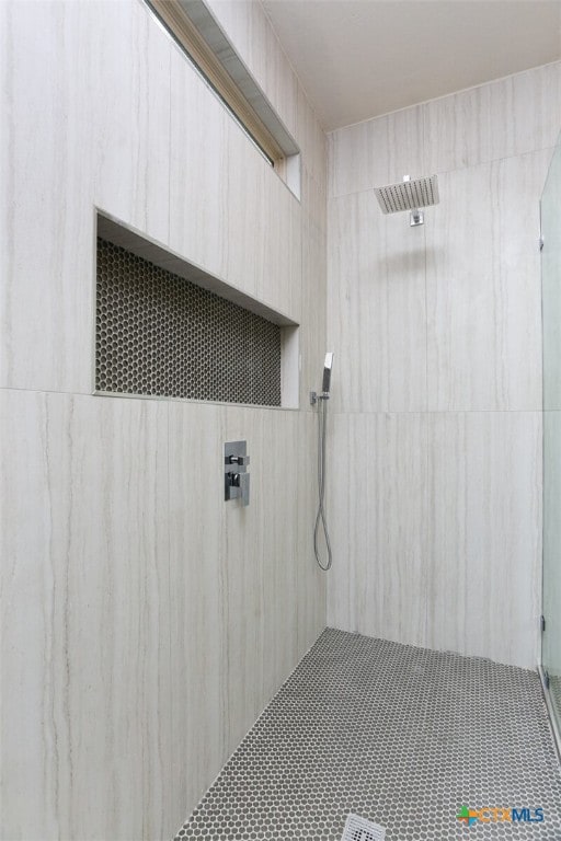 bathroom featuring a tile shower