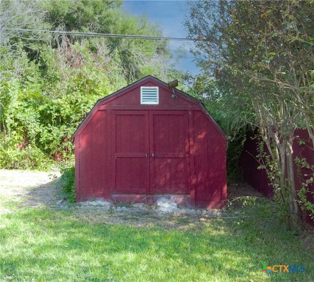 view of outdoor structure with a yard